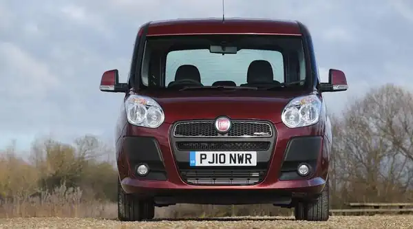 Descargar Manual de Propietario FIAT Doblo 2010 en Español PDF Gratis