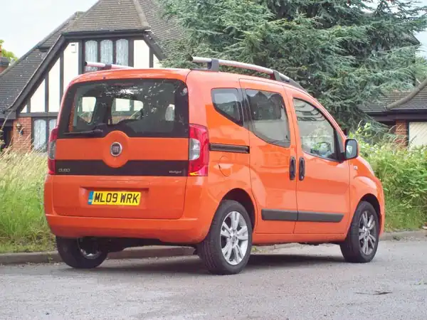 Descargar Manual de Propietario FIAT Qubo 2009 en Español PDF Gratis