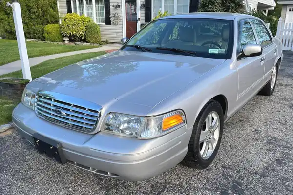 Descargar Manual de Propietario Ford Crown Victoria 2011 en Español PDF Gratis