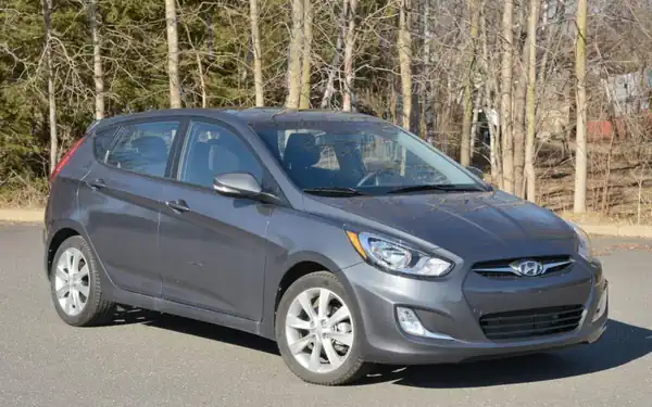 Descargar Manual de Propietario HYUNDAI Accent 2013 en Español PDF Gratis