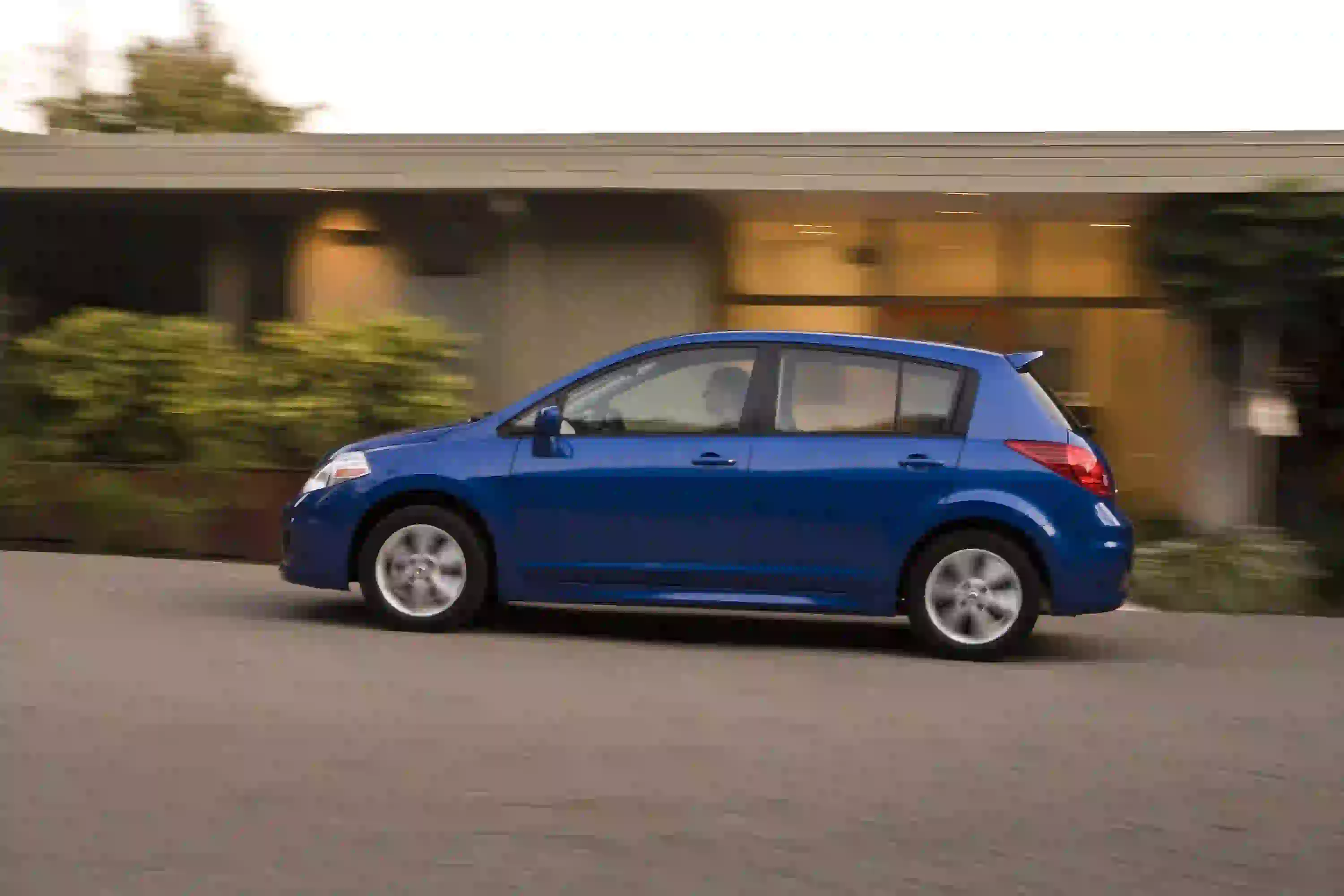 Descargar Manual de Propietario Nissan Versa Hatchback 2012