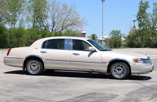 Descargar Manual de Propietario LINCOLN Town Car 2001