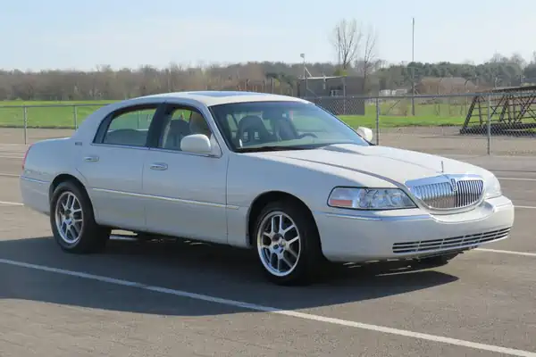 Descargar Manual de Propietario LINCOLN Town Car 2006