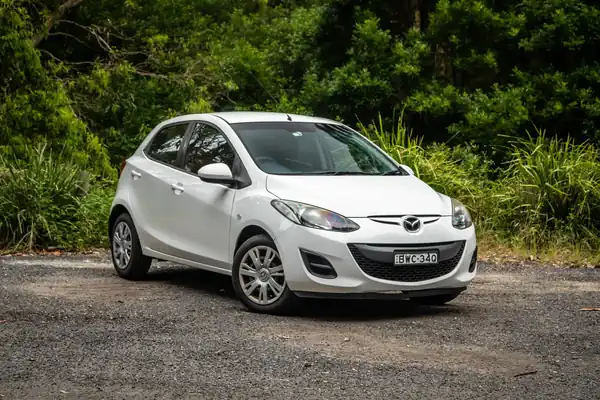 Descargar Manual de Propietario Mazda 2 2010 en Español PDF Gratis