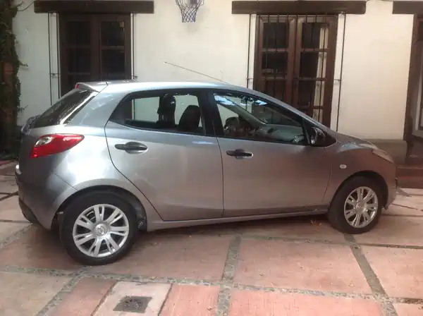 Descargar Manual de Propietario Mazda 2 2014
