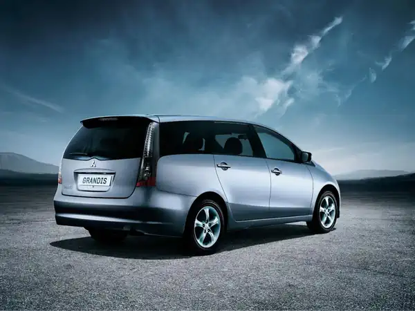Descargar Manual de Propietario MITSUBISHI Grandis 2018