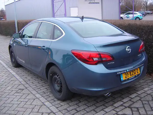 Descargar Manual de Propietario OPEL Astra Saloon 2013