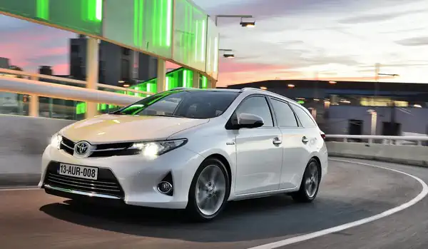Descargar Manual de Propietario TOYOTA Auris Hibrido 2013