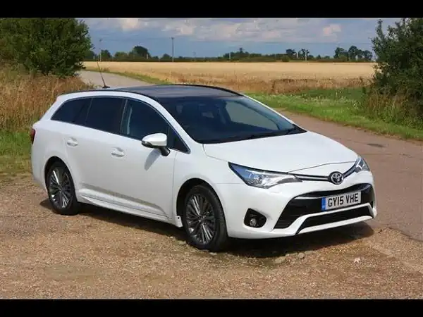 Descargar Manual de Propietario TOYOTA Avensis 2015 en Español PDF Gratis