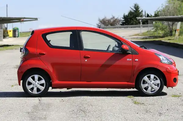 Descargar Manual de Propietario TOYOTA Aygo 2011