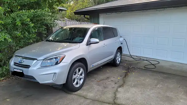 Descargar Manual de Propietario TOYOTA RAV4 EV 2013