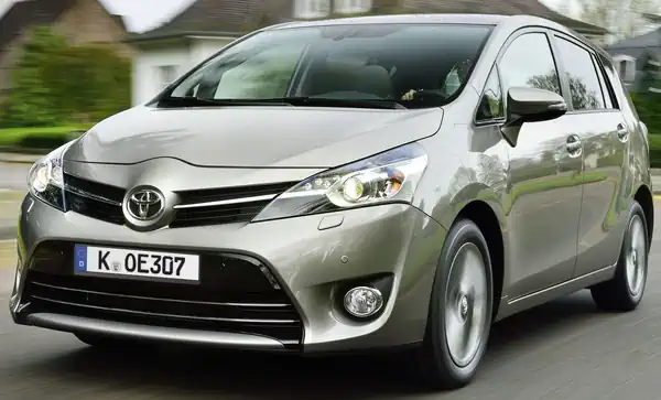 Descargar Manual de Propietario TOYOTA Verso 2013
