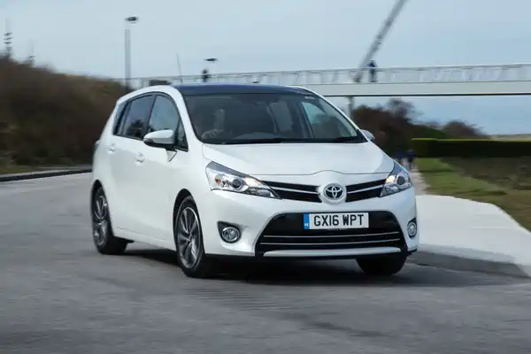 Descargar Manual de Propietario TOYOTA Verso 2017
