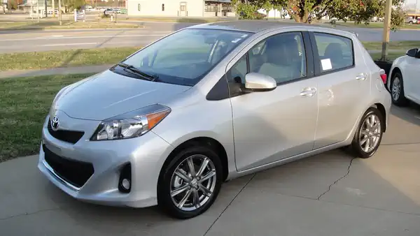 Descargar Manual de Propietario TOYOTA Yaris 2012
