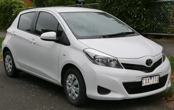 Descargar Manual de Propietario TOYOTA Yaris 2013