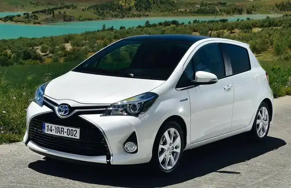 Descargar Manual de Propietario TOYOTA Yaris 2014