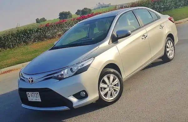 Descargar Manual de Propietario TOYOTA Yaris 2015