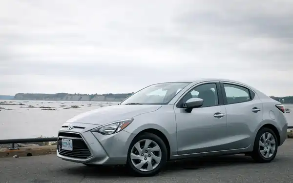 Descargar Manual de Propietario TOYOTA Yaris Hatchback 2016 en Español PDF Gratis