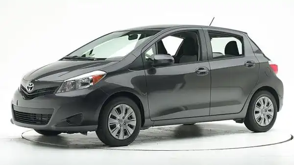 Descargar Manual de Propietario TOYOTA Yaris Hatchback 2017 en Español PDF Gratis