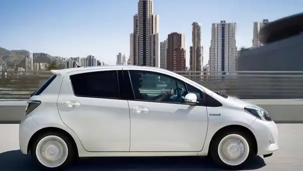 Descargar Manual de Propietario TOYOTA Yaris Hibrido 2013