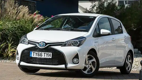 Descargar Manual de Propietario TOYOTA Yaris Hibrido 2014