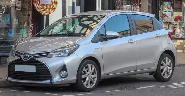 Descargar Manual de Propietario TOYOTA Yaris Hibrido 2015 en Español PDF Gratis