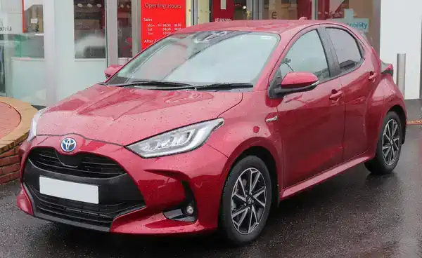 Descargar Manual de Propietario TOYOTA Yaris Hibrido 2016 en Español PDF Gratis