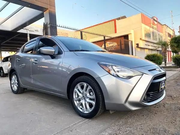 Descargar Manual de Propietario TOYOTA Yaris R 2016 en Español PDF Gratis